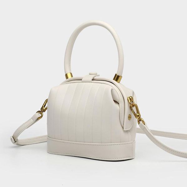 2021 fashion versatile shell bag simple hand women's one shoulder menger clip trend
2021 fashion versatile shell bag simple hand women's one shoulder menger clip trend