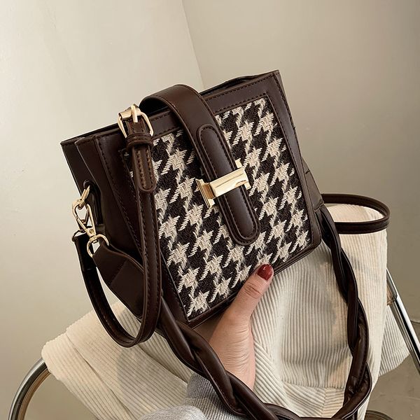 niche design new fashion joker slung shoulder bucket houndstooth square underarm dual-use bag width: 18.5cm c0225
niche design new fashion joker slung shoulder bucket houndstooth square underarm dual-use bag width: 18.5cm c0225