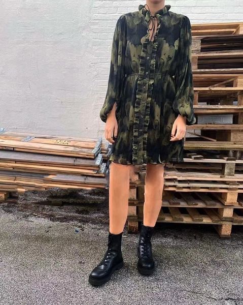2021 early spring new women tie-dye ink painting lace collar buttoned sleeve pleated women's qh09, Black;gray
2021 early spring new women tie-dye ink painting lace collar buttoned sleeve pleated women's qh09, Black;gray