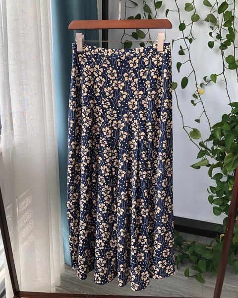 skirts 100% silk flower print women midi skirt high waist split elegant temperament lady 2021, Black
skirts 100% silk flower print women midi skirt high waist split elegant temperament lady 2021, Black