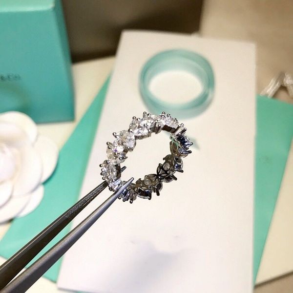 luxury victoria brand designer s925 sterling silver full flower zircon charm wedding ring for women wedding jewelry, Golden;silver
luxury victoria brand designer s925 sterling silver full flower zircon charm wedding ring for women wedding jewelry, Golden;silver