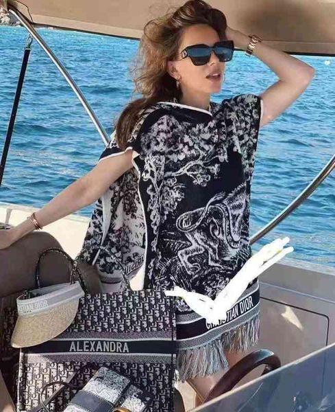 2022 factory wholesale new early autumn old flower letter animal pattern cloak hooded sleeveless coat loose tassel hem women, White;black
2022 factory wholesale new early autumn old flower letter animal pattern cloak hooded sleeveless coat loose tassel hem women, White;black