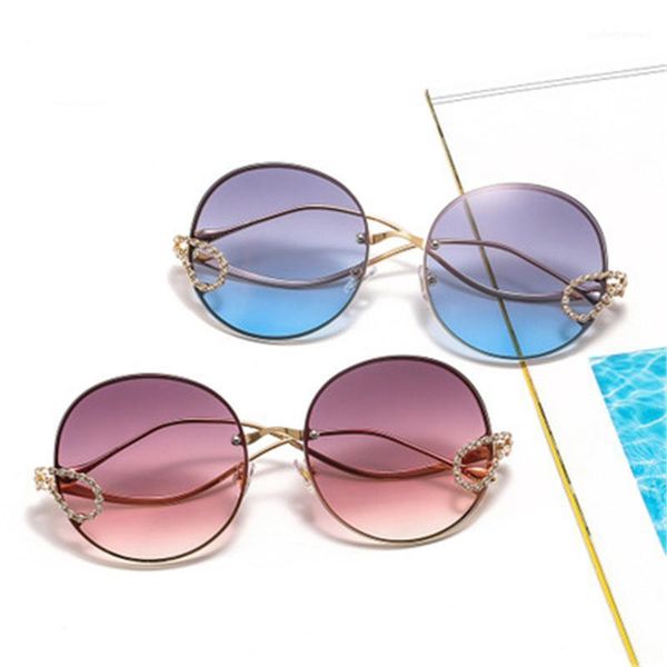 unique round big frame sunglasses women diamond decoration gradient lens glasses 2021, White;black
unique round big frame sunglasses women diamond decoration gradient lens glasses 2021, White;black