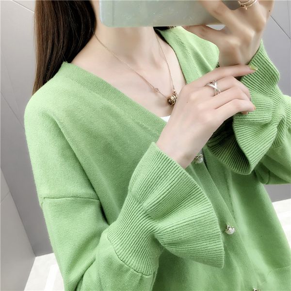 2021 new spring women knitted v-neck pullovers beading button solid color sweater loose fit ladies flare sleeve knitwear c562, White;black
2021 new spring women knitted v-neck pullovers beading button solid color sweater loose fit ladies flare sleeve knitwear c562, White;black