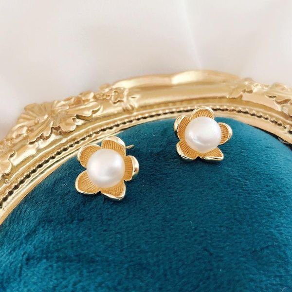 stud daimi freshwater pearl studs earrings simple and fresh for women, Golden;silver
stud daimi freshwater pearl studs earrings simple and fresh for women, Golden;silver