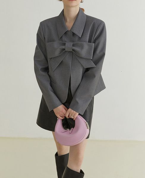 fan luo 2021 bow tie suit coat female spring and autumn design sense of minority temperament thin top, Black;gray 
fan luo 2021 bow tie suit coat female spring and autumn design sense of minority temperament thin top, Black;gray