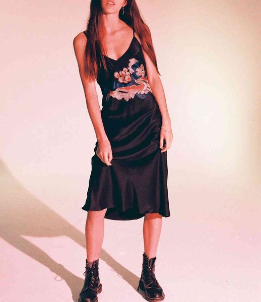 bras sets fashion classic trendy brand luxury design casual 100% silk embroidery slim spaghetti strap midi dress women c6ng, Red;black
bras sets fashion classic trendy brand luxury design casual 100% silk embroidery slim spaghetti strap midi dress women c6ng, Red;black