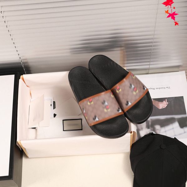 luxurys men slippers designer rubber slides sandal mens designers flat fashion shoes beach flip flops flower with box size 39-45 -g266, Black
luxurys men slippers designer rubber slides sandal mens designers flat fashion shoes beach flip flops flower with box size 39-45 -g266, Black