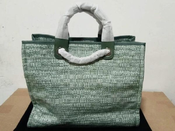 realfine bags a66941 38cm green color maxi shopping handbags lambskin leather purse for women gold/silver-tone metal hardware come with dust
realfine bags a66941 38cm green color maxi shopping handbags lambskin leather purse for women gold/silver-tone metal hardware come with dust