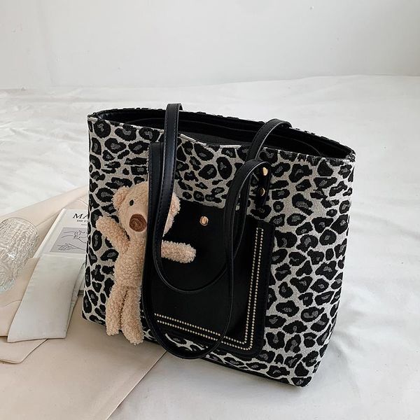 evening bags original brand large-capacity bag 2021 female autumn/winter student shoulder fashion leopard print tote
evening bags original brand large-capacity bag 2021 female autumn/winter student shoulder fashion leopard print tote