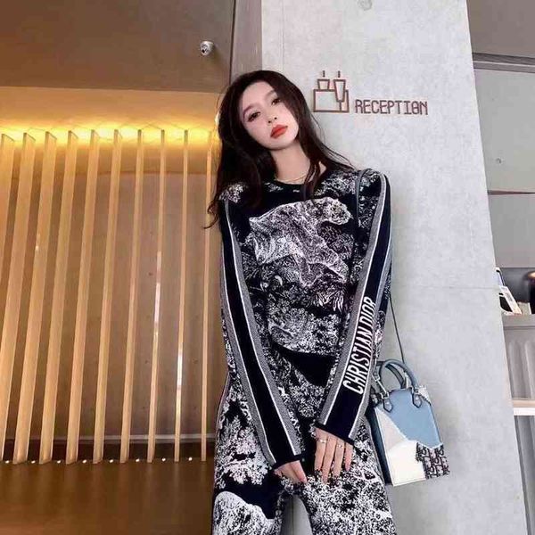 2022 factory wholesale new early autumn ink painting animal pattern long sleeve trousers leisure two-piece set, Gray
2022 factory wholesale new early autumn ink painting animal pattern long sleeve trousers leisure two-piece set, Gray