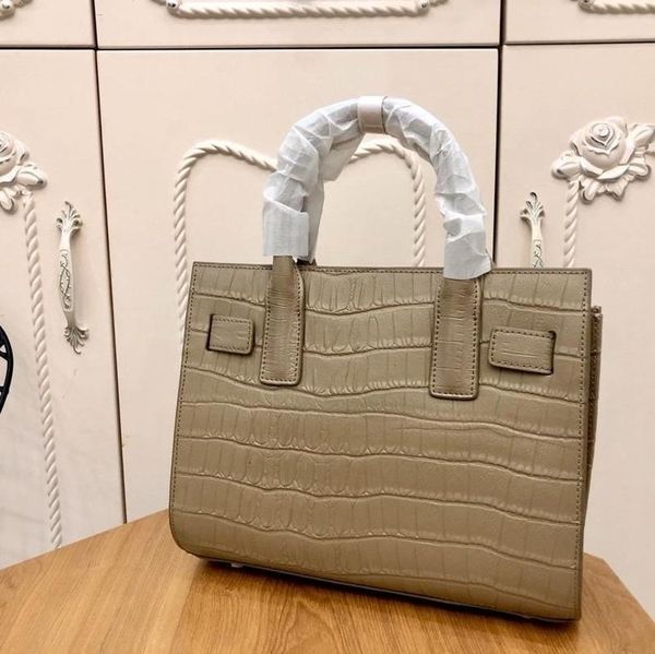 luxurys designers bags ladies retro organ bag genuine leather shoulder straps handbag designer handbag messenger crossbody bag with lock key
luxurys designers bags ladies retro organ bag genuine leather shoulder straps handbag designer handbag messenger crossbody bag with lock key