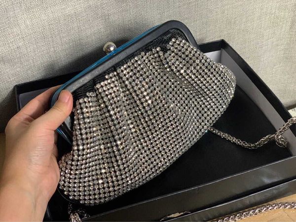 1:1 cloud girl's chain single shoulder messenger bag south korea east gate leather versatile style
1:1 cloud girl's chain single shoulder messenger bag south korea east gate leather versatile style