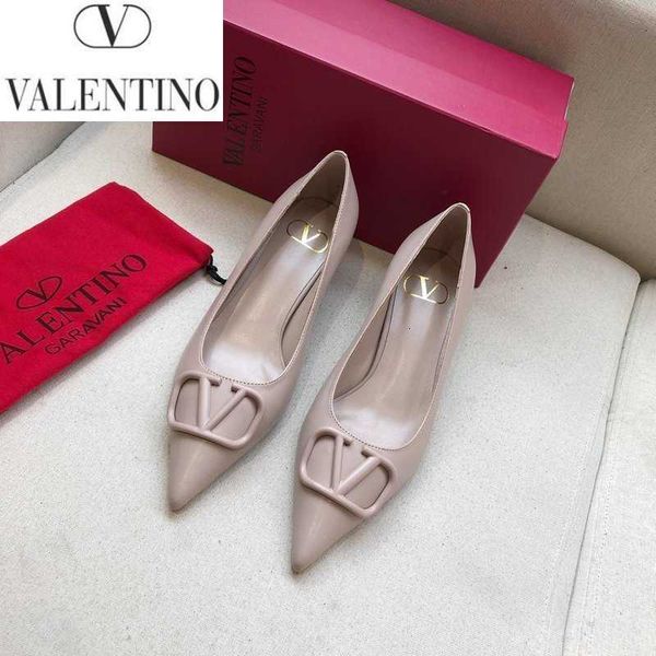 slippers sneakers women high heels sandals designer mules slides pumps loafers ballerinas luxury dress shoes brand msvt, Black;white
slippers sneakers women high heels sandals designer mules slides pumps loafers ballerinas luxury dress shoes brand msvt, Black;white