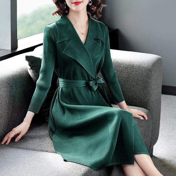 2021 new autumn miyake pleated plus size elegant trench turnover collar 9 quarter sleeve corset coat with belt, Tan;black
2021 new autumn miyake pleated plus size elegant trench turnover collar 9 quarter sleeve corset coat with belt, Tan;black