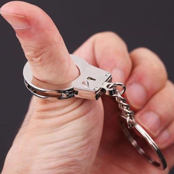 keychains 2021 ins cool 1pc fashion jewelry creative metal handcuffs pendant keychain chain keyring key ring men gift keyfob, Silver
keychains 2021 ins cool 1pc fashion jewelry creative metal handcuffs pendant keychain chain keyring key ring men gift keyfob, Silver
