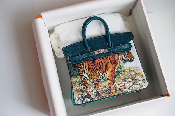 wholesale fully handmade graffiti crocodile with togo inspire purse25cm 30cm wax thread have several colors for chosen fast delivery
wholesale fully handmade graffiti crocodile with togo inspire purse25cm 30cm wax thread have several colors for chosen fast delivery