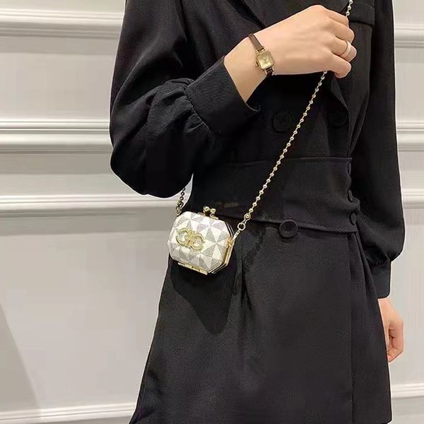 fashion stlye designers necklace bags crossbody bead chain bags for lady clip dinner casual female coin alloy purse black flower grid packs
fashion stlye designers necklace bags crossbody bead chain bags for lady clip dinner casual female coin alloy purse black flower grid packs