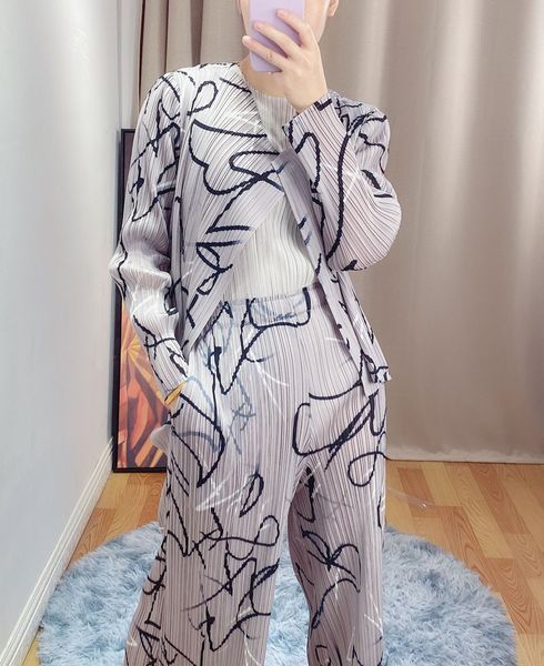 2021 Early Female Autumn New Suits Miyak Folds High-end Fashion Short Cardigan Jacket Two-legged Pants Tied 78 Klsc, Gray
2021 Early Female Autumn New Suits Miyak Folds High-end Fashion Short Cardigan Jacket Two-legged Pants Tied 78 Klsc, Gray