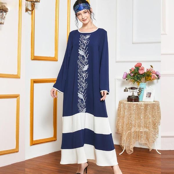 ethnic clothing 2021 muslim embroidered dress women's temperament blue and white color splicing long sleeve casual skirt, Red
ethnic clothing 2021 muslim embroidered dress women's temperament blue and white color splicing long sleeve casual skirt, Red