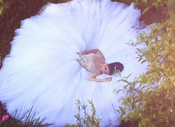2021 dubai africa new arrival gorgeous beadings tulle white wedding ball gown straps court train robe de mariee w7d8
2021 dubai africa new arrival gorgeous beadings tulle white wedding ball gown straps court train robe de mariee w7d8