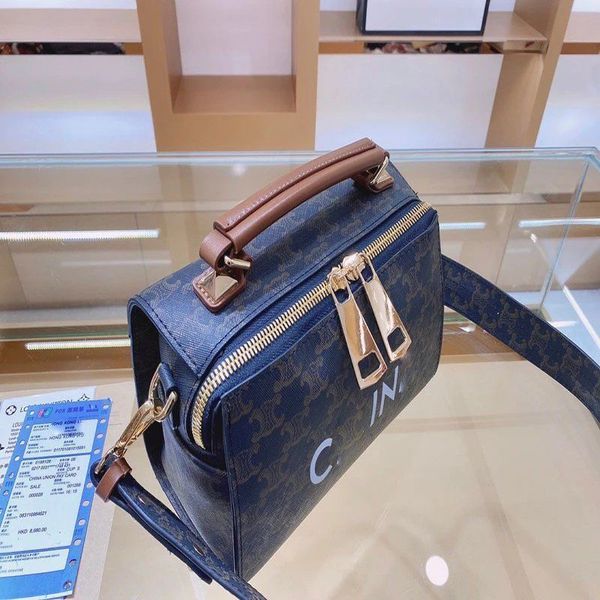 2021 new letter printed fashion large capacity versatile women's zipper shopping bag storage bags
2021 new letter printed fashion large capacity versatile women's zipper shopping bag storage bags