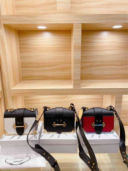 2021 r multi color cross square soft handle color impact band lock fashion single shoulder diagonal messenger pack
2021 r multi color cross square soft handle color impact band lock fashion single shoulder diagonal messenger pack
