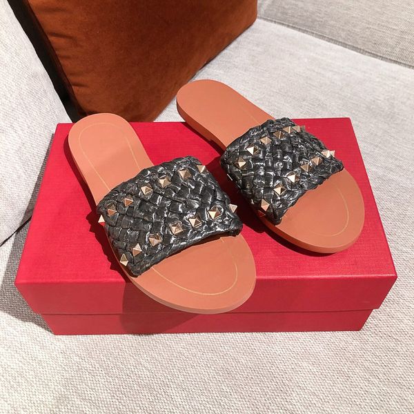 2021 fashion trend women sandals flat slippers flip flops stud beach shoes summer rivets slippers slip-on sandals size 35-39, Black
2021 fashion trend women sandals flat slippers flip flops stud beach shoes summer rivets slippers slip-on sandals size 35-39, Black