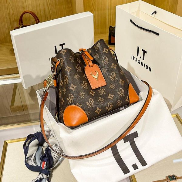 evening bags 2021 autumn and winter large-capacity high-quality one-shoulder messenger bag, fashionable handbag, bucket bag 
evening bags 2021 autumn and winter large-capacity high-quality one-shoulder messenger bag, fashionable handbag, bucket bag