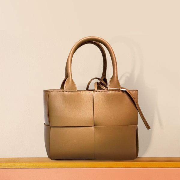 2021 2021 korean guangzhou lattice bag, cowhide thick woven children's and mother's portable fashion messenger luxuryss designerss
2021 2021 korean guangzhou lattice bag, cowhide thick woven children's and mother's portable fashion messenger luxuryss designerss