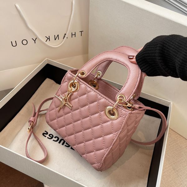 portable women's bag single shoulder messenger bag 2021 new minority high texture lingge mini princess fashion
portable women's bag single shoulder messenger bag 2021 new minority high texture lingge mini princess fashion