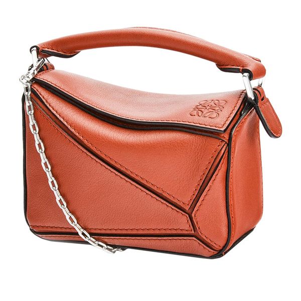 loewe / luo yiwei 21 spring and summer new style women's calf leather fashion leisure portable one shoulder messenger bag multi color
loewe / luo yiwei 21 spring and summer new style women's calf leather fashion leisure portable one shoulder messenger bag multi color