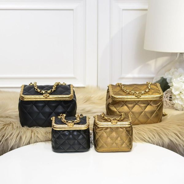 shoulder bags women's with chains, small fragrant wind boxes, messenger bags, mini red envelopes, autumn and winter texture bag.
shoulder bags women's with chains, small fragrant wind boxes, messenger bags, mini red envelopes, autumn and winter texture bag.