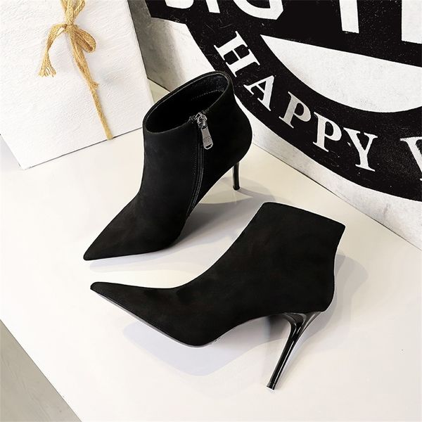 2020 winter women's 9.5cm pencil high heel sheep boots fur high heel fur gothic suede boots pointed party shoes, Black 
2020 winter women's 9.5cm pencil high heel sheep boots fur high heel fur gothic suede boots pointed party shoes, Black