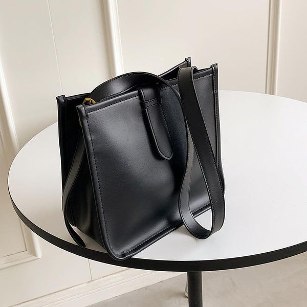 shoulder bags original brand large-capacity bag women fashion messenger commuter bucket underarm
shoulder bags original brand large-capacity bag women fashion messenger commuter bucket underarm