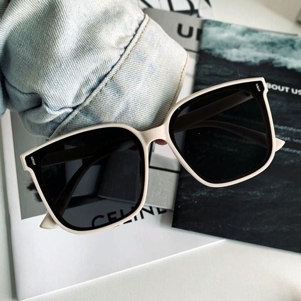 sunglasses retro high-end large frame black polarized anti-ultraviolet men women western style wild street shooting seaside, White;black
sunglasses retro high-end large frame black polarized anti-ultraviolet men women western style wild street shooting seaside, White;black
