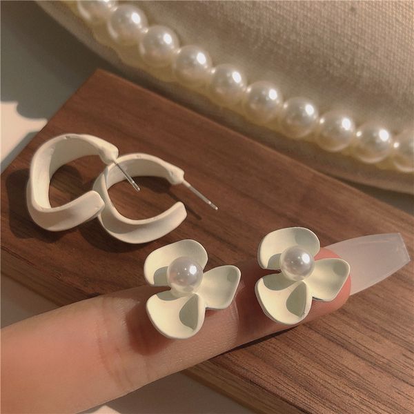 super fairy white earrings pearl flowers versatile simple ins korean fashion female clip, Silver
super fairy white earrings pearl flowers versatile simple ins korean fashion female clip, Silver