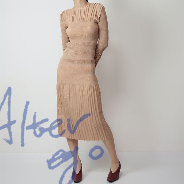 2021 new winter flared sleeve women casual slash neck handmade pleated vintage slim waist french clothes xdim, Black;gray
2021 new winter flared sleeve women casual slash neck handmade pleated vintage slim waist french clothes xdim, Black;gray