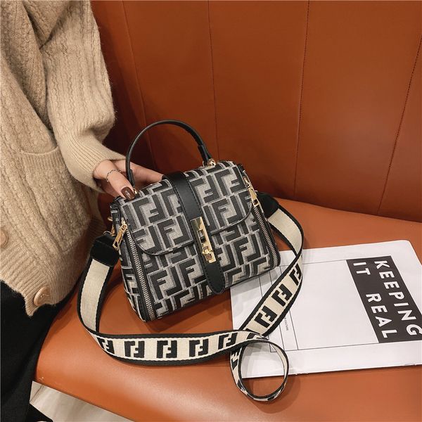 single shoulder large capacity new 2020 fashion hand women's small versatile foreign style messenger bag
single shoulder large capacity new 2020 fashion hand women's small versatile foreign style messenger bag