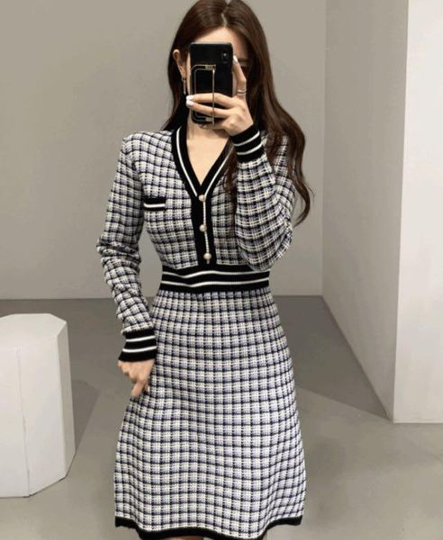casual dresses 2021 autumn and winter korean style v-neck knitted dress female plaid high waist pearl buckle elegant skirt, Black;gray
casual dresses 2021 autumn and winter korean style v-neck knitted dress female plaid high waist pearl buckle elegant skirt, Black;gray