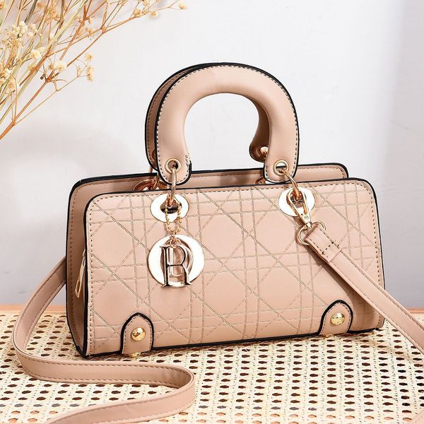 dio/ luxury embroidered handbag 2021 korean version fashion simple atmosphere single shoulder messenger women's bag foreign style, Blue;pink
dio/ luxury embroidered handbag 2021 korean version fashion simple atmosphere single shoulder messenger women's bag foreign style, Blue;pink