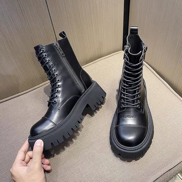 100%fashionable red bottoms martin boots fast high high-end slidess versatile slides quality designer luxury for women 100% leather 2021 cla, Black
100%fashionable red bottoms martin boots fast high high-end slidess versatile slides quality designer luxury for women 100% leather 2021 cla, Black