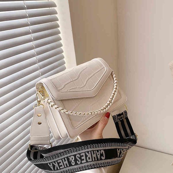 2022 latest luggage factory wholesale bag female korean stone pattern contrast color small square bag ins popular broadband single shoulder, Black;red
2022 latest luggage factory wholesale bag female korean stone pattern contrast color small square bag ins popular broadband single shoulder, Black;red