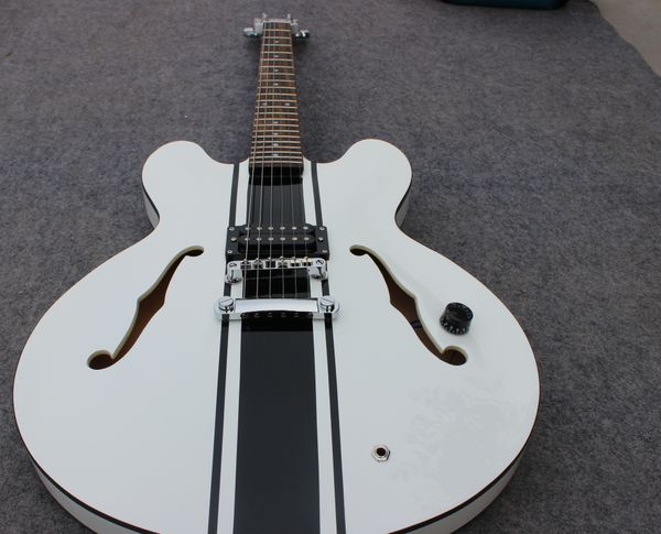 rare es 333 tom delonge semi hollow body white jazz electric guitar single pickup, silver hardware, double f holes, dot inlay, grover tuners
rare es 333 tom delonge semi hollow body white jazz electric guitar single pickup, silver hardware, double f holes, dot inlay, grover tuners