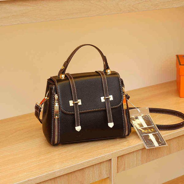 shopping bags women s shoulder fashion design leather crossbody ladies handbags rivet decoration boston retro messenger 220314
shopping bags women s shoulder fashion design leather crossbody ladies handbags rivet decoration boston retro messenger 220314