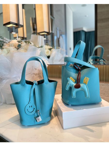 factory outlet design leather bucket leather hand sense fashion portable women's bag
factory outlet design leather bucket leather hand sense fashion portable women's bag