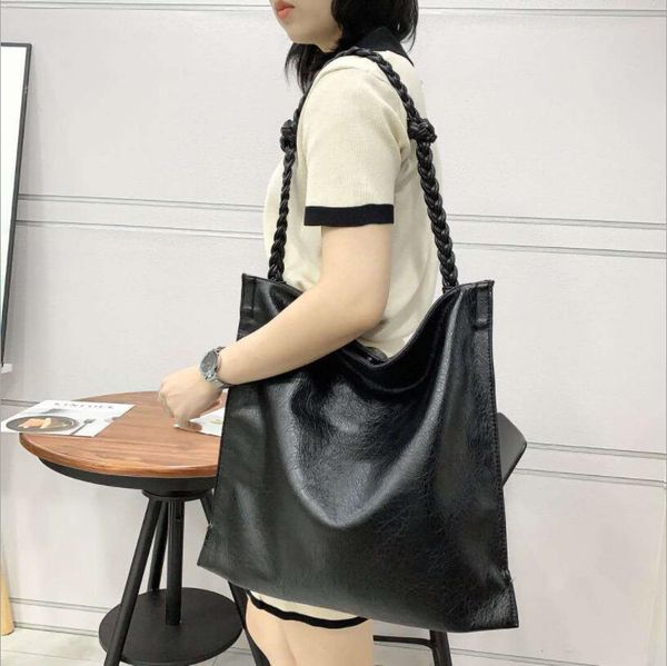 high-quality women bag fashion luxury designer european and american style shoulder tote bags women's messenger bale, Black;red
high-quality women bag fashion luxury designer european and american style shoulder tote bags women's messenger bale, Black;red
