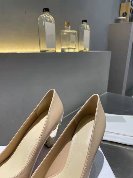 2022ss ladies sandals crafted in calfskin it features a square toe and an 8 cm gold-finish architectural heel, Black
2022ss ladies sandals crafted in calfskin it features a square toe and an 8 cm gold-finish architectural heel, Black
