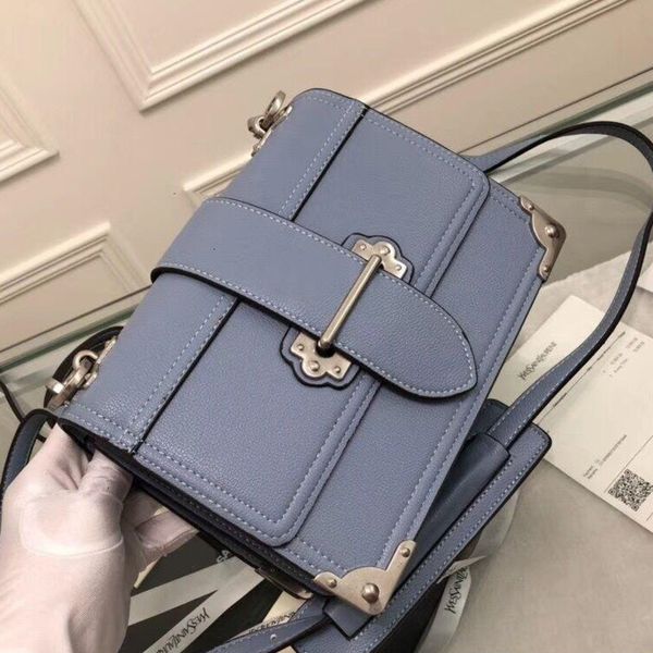 the latest handbag, two shoulder straps, imported granulated cow leather, ancient sier hardware,
the latest handbag, two shoulder straps, imported granulated cow leather, ancient sier hardware,