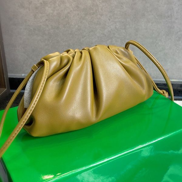 the chain pouch bott shoulder bag 2021dl italy designer women cowskin genuine leather soft cloud handbags fashion lady clutch luxurys design
the chain pouch bott shoulder bag 2021dl italy designer women cowskin genuine leather soft cloud handbags fashion lady clutch luxurys design